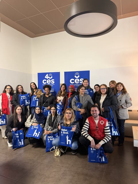 La Escuela CES colabora con Cruz Roja en un taller de imagen personal para mujeres en búsqueda activa de empleo