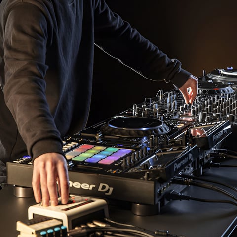 CES incorpora los mejores equipos Pioneer DJ en su ciclo de Técnico en Video DJ y Sonido