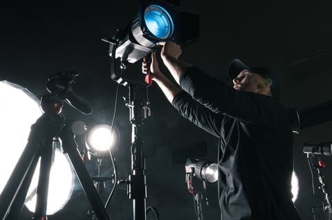 ¿Sabías qué hace un técnico de iluminación en una película?